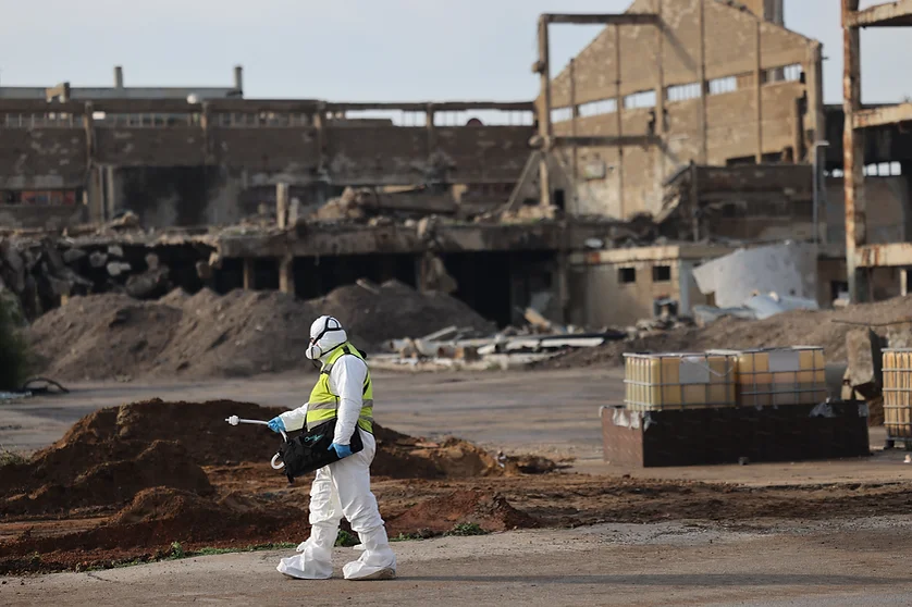 Remediation crew member using the RA-915M mercury vapor analyzer at the Acre Bay former industrial site