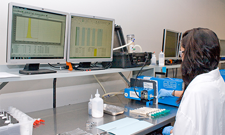 Laboratory Analyst Conducting Sorbent Trap Analysis Using M324